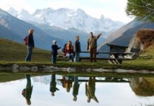 Familie bei der Wanderung auf die Jungen Alp front grid lg